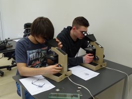 Uczniowie II LO z Augustowa podczas warsztatów w Zakładzie Biologii.