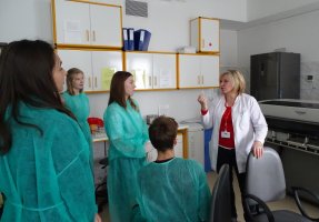 Uczniowie z I LO w Białymstoku podczas zajęć w Zakładzie Diagnostyki Biochemicznej.