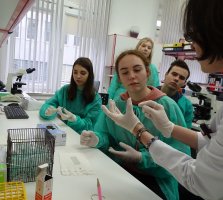 Uczniowie z I LO w Białymstoku podczas zajęć w Zakładzie Diagnostyki Hematologicznej