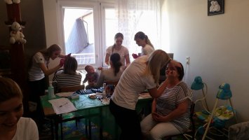 Studentki k. Kosmetologia na spotkaniu w Domu Matki i Dziecka Caritas Archidiecezji Białostockiej w Supraślu