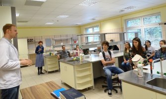 Młodzież z I LO w Białymstoku wraz z uczniami ze szkół partnerskich z Grecji i Włoch w Zakładzie Chemii Leków