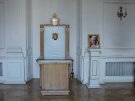 Fotel Jana Pawła II w kaplicy pałacowej.