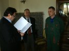 Marek Ostrowski (1 z prawej) odbiera symboliczny dyplom z podziękowaniami od rektora Jacka Niklińskiego