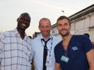 Dr Marcin Bierć (z prawej) i jego koledzy ze statku, w środku Thomas Kofod, szef „szczękówki” z Kopenhagi, z lewej Itengre Ouedraogo VVF chirurg z Burkina Faso 
