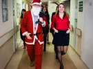 Mikołaj z elfem na korytarzu szpitala.