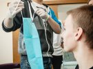 Licealista przygotowuje kolegę do przeglądu stomatologicznego.