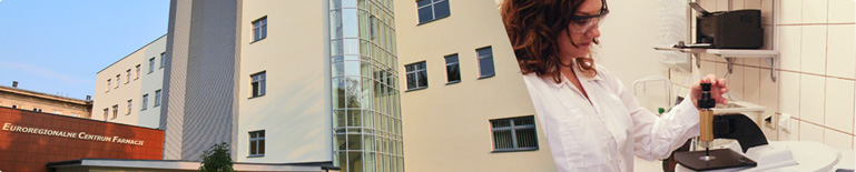 Władze Wydziału, Kolegium i Dziekanat. Budynek Euroregionalnego Centrum Farmacji, pracownik przy spektroskopie