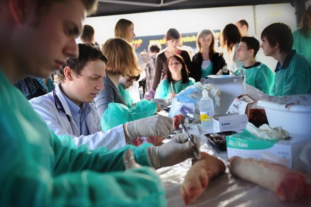 studenci i uczestnicy pokazu szycia chirurgicznego