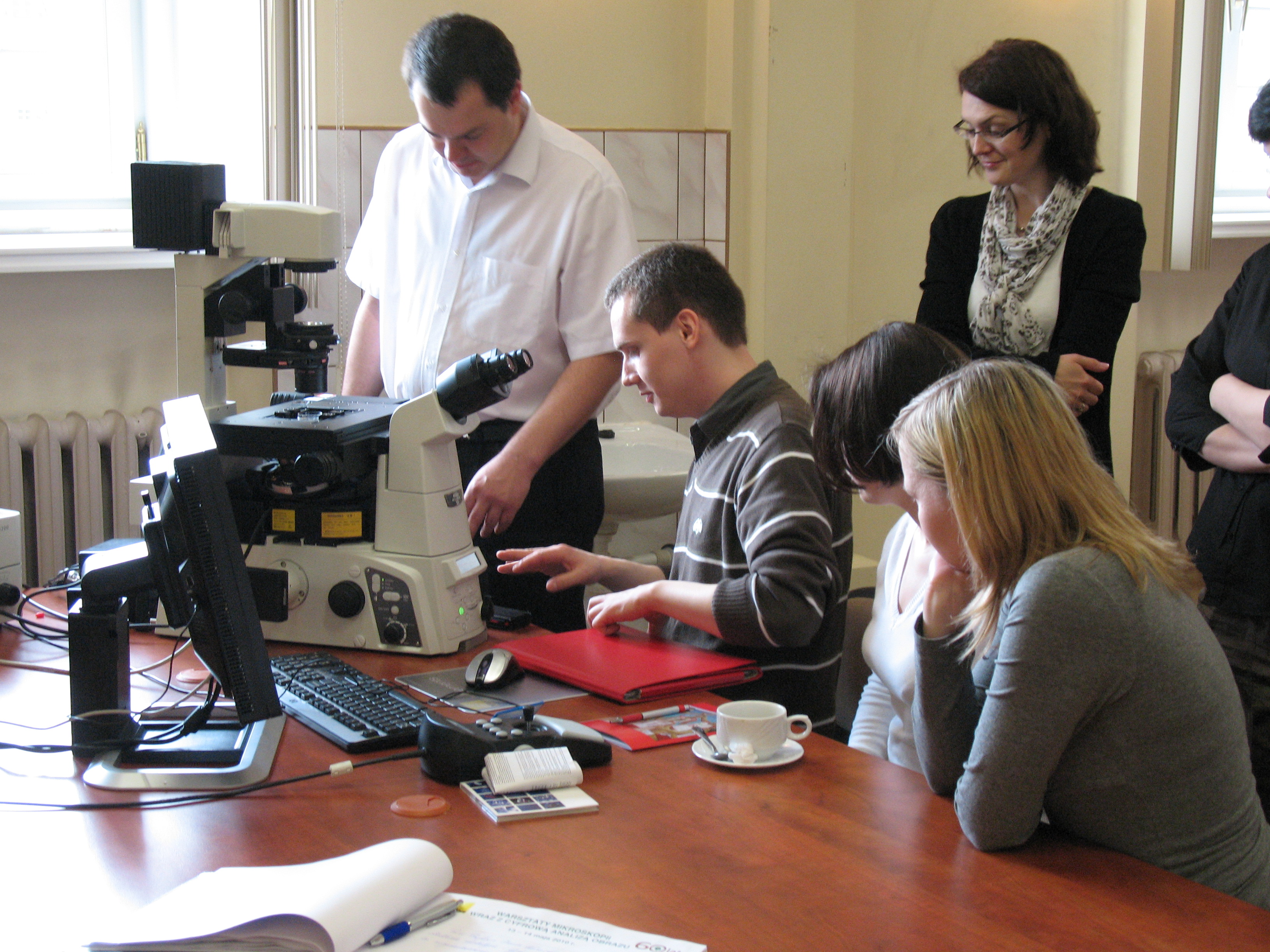 uczesnicy Warsztatów zapoznają się z funkcjami programu do morfometrycznej analizy obrazu