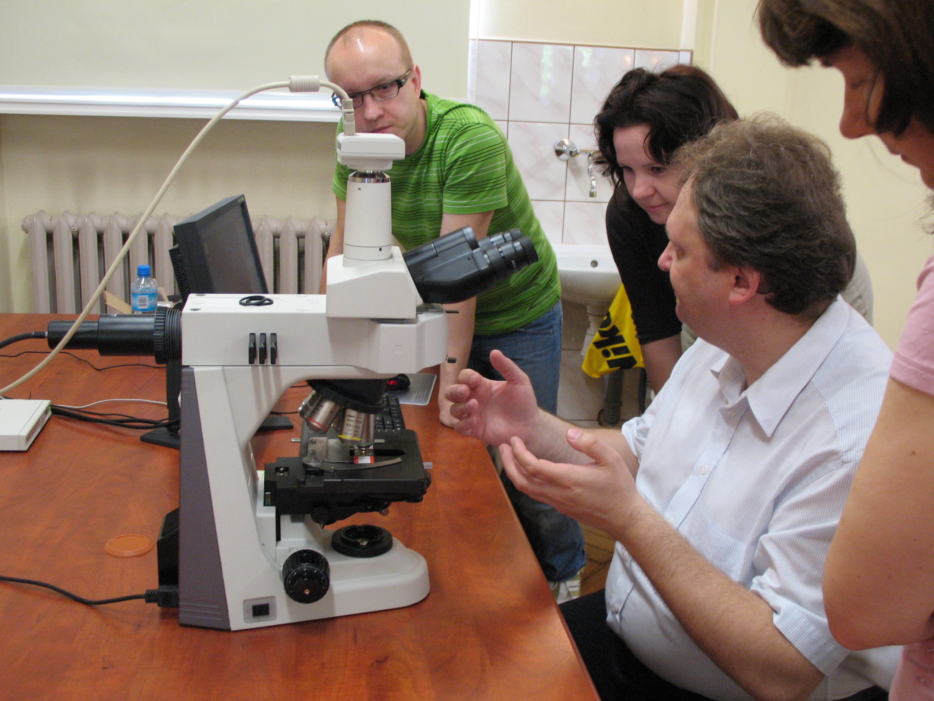 uczesnicy Warsztatów zapoznają się z funkcjami programu do morfometrycznej analizy obrazu