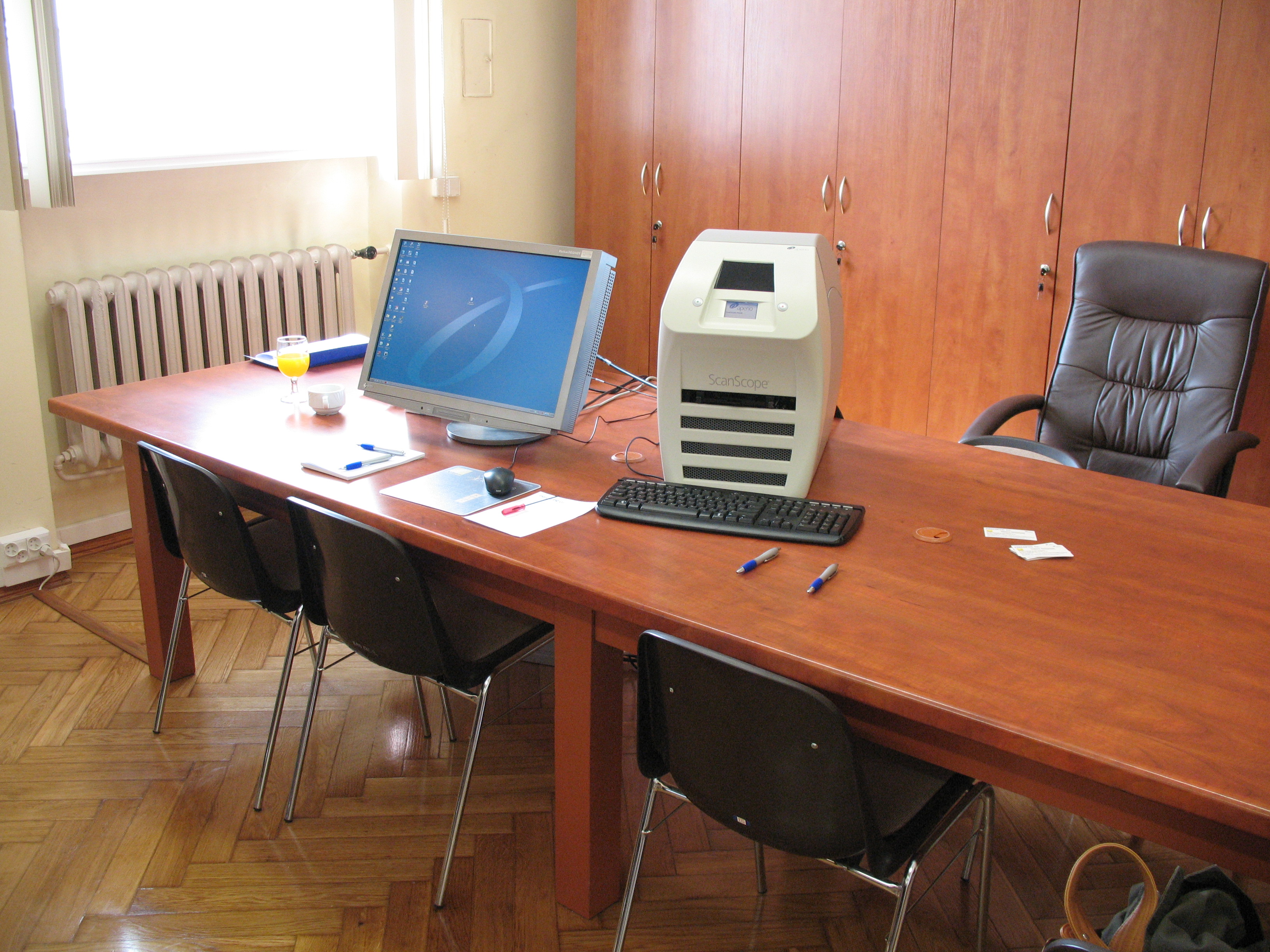 Zestaw: czytnik preparatów histologicznych podłączony do komputera zaopatrzonego w program do morfometrycznej analizy obrazu