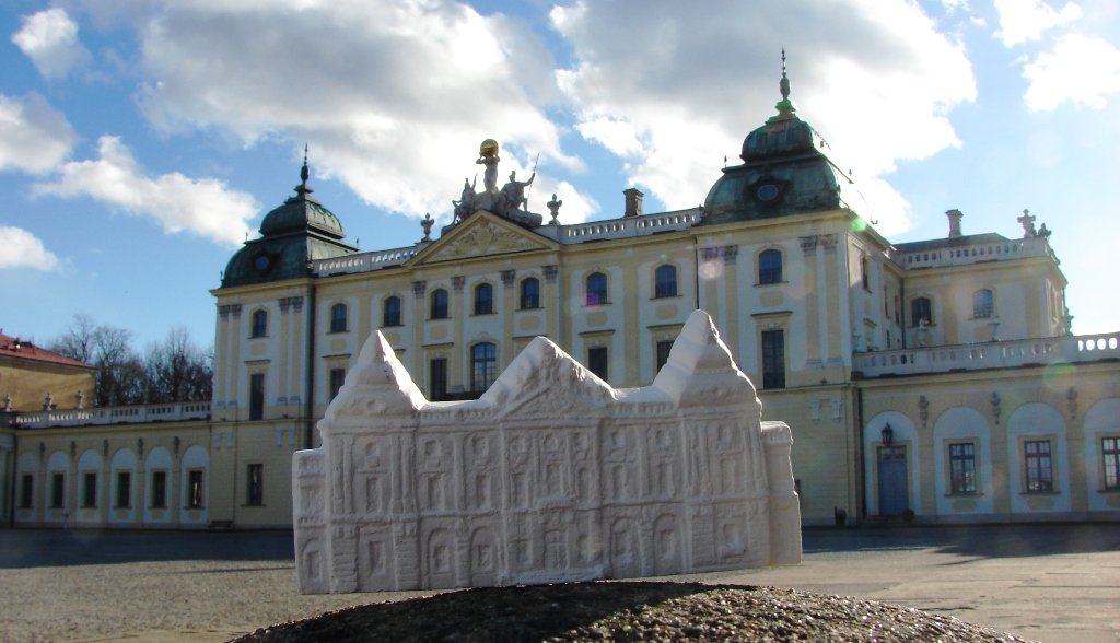 Gipsowy odlew Pałacu Branickich na tle autentycznej rezydencji Branickich.