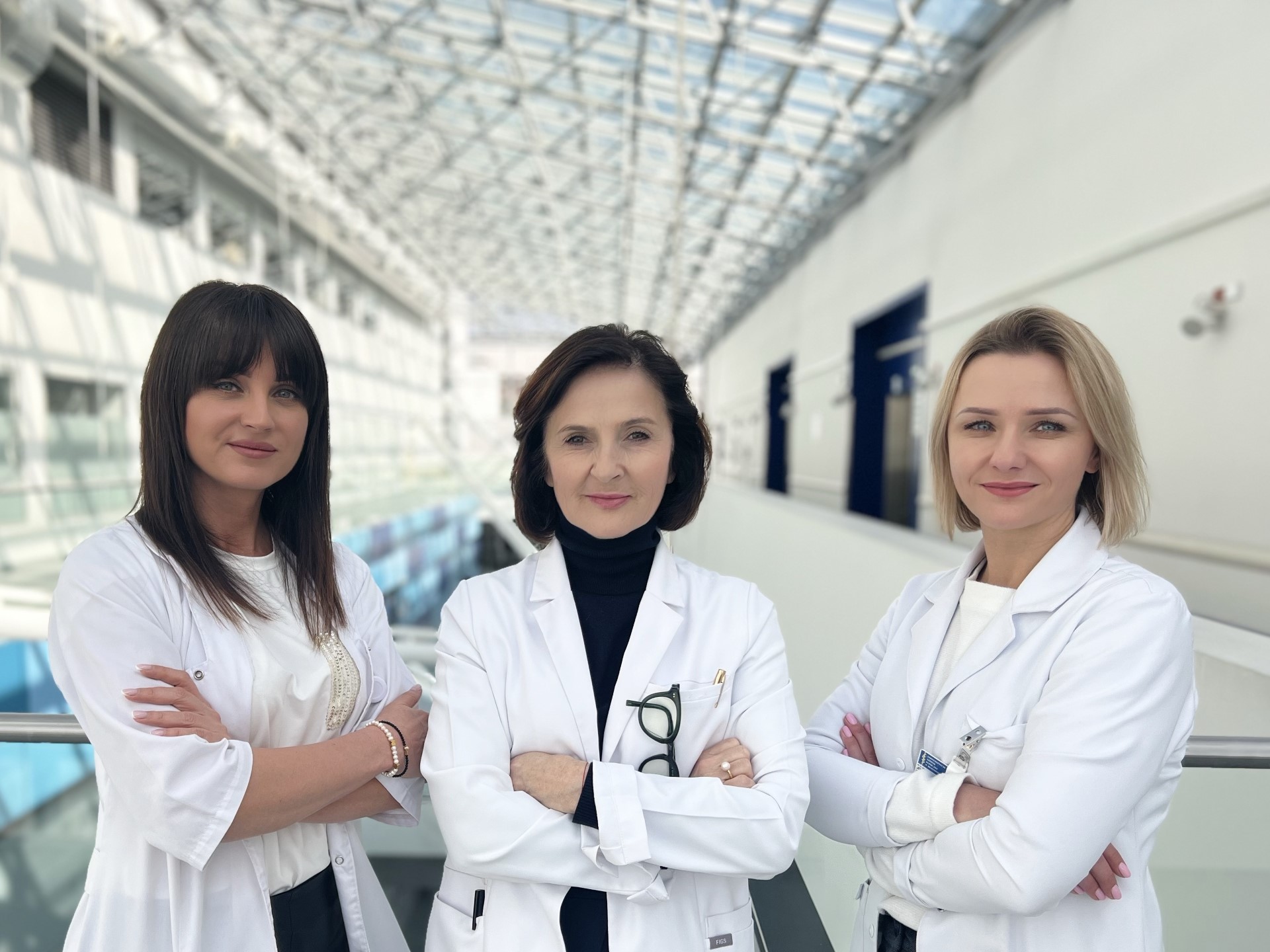 Profesor Violetta Dymicka-Piekarska, dr hab. Karolina Orywal i dr Joanna Pawlus w holu szpitala klinicznego w Białymstoku