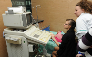 Studentka Elektroradiologii przeprowadza badanie USG.