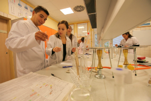 Studenci Farmacji w laboratorium.