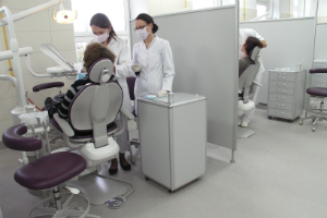 Zabieg dentystyczny wykonywany przez studentkę kierunku Lekarsko-Dentystycznego.