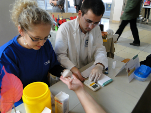 Studenci Pielęgniarstwa przy badaniu poziomu cukru.