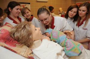 Studentki Położnictwa uczą się jak powinno wyglądać prawidłowe karmienie piersią, praca na fantomach kobiety karmiącej i noworodka.