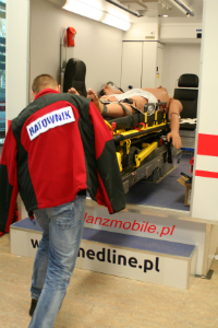 Student Ratownictwa Medycznego podczas ćwiczeń w pracowni symulacji medycznych w Zakładzie Medycyny Ratunkowej i Katastrof UMB.