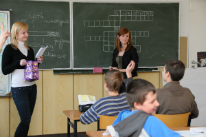 Studenci kierunku Zdrowie Publiczne podczas akcji profilaktycznej w szkole.