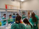 Uczniowie z I Lo w Ostrołęce podczas warsztatów w Zakładzie Biochemii Farmaceutycznej