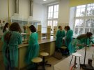 Uczniowie III LO podczas warsztatów w Zakładzie Medycznej 