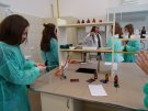 Uczniwoie III LO podczas warsztatów w Zakładzie Chemii Medycznej