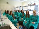 Uczennice XIV LO w trakcie ćwiczeń w Zakładzie Bromatologii 