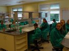 Uczniowie kl VI C SP nr 12 im Glogera w Białymstoku podczas warsztatów w Samodzielnej Pracownii Analizy Leków