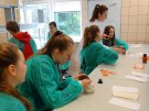  Uczniowie kl VI C SP nr 12 im Glogera w Białymstoku podczas warsztatów w Samodzielnej Pracowni Analizy Leków 