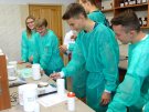 Uczniowie I LO w Węgrowie w Zakładzie Farmacji Stosowanej