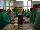Uczniowie I LO w Węgrowie w Zakładzie Farmacji Stosowanej