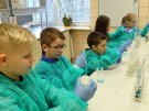 Uczniowie IV klasy Szkoły Podstawowa nr 50 im św.Jadwigi Królowej Polski w Zakładzie Chemii Leków