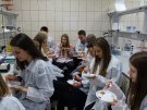 Uczniowie I LO w Siedlcach podczas warsztatów w Zakładzie Bromatologii