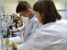 Uczniowie I LO w Siedlcach podczas warsztatów w Zakładzie Bromatologii