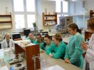 Uczniowie z I LO w Białymstoku podczas warsztatów w Zakładzie Farmacji Stosowanej