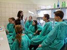 Uczniowie z I LO w Białymstoku podczas warsztatów w Zakładzie Bromatologii