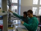 Uczniowie z I LO w Białymstoku podczas warsztatów w Zakładzie Toksykologii