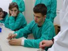 Uczniowie I LO w Ostrołęce podczas warsztatów w Zakładzie Farmakognozji 