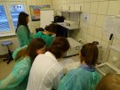 Uczniowie z I LO w Białymstoku podczas warsztatów w Samodzielnje Pracownii Analizy Leków