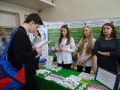Uczniowie LO przy stoisku wystawowym Wydziału
