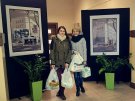 Studentki z SKN (od lewej: Magdalena Andraka i Karolina Borowik) w III LO w Białymstoku odebrały podarunki od uczniów tej szkoły