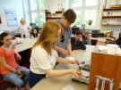 Uczniowie z LO z dodatkwoym białoruskim językiem nauczania w Hajnówce podczas zajęć w Zakładzie Farmacji Stosowanej 