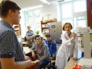 Uczniowie z LO z dodatkwoym białoruskim językiem nauczania w Hajnówce podczas zajęć e Zakładzie Farmaxcji Stosowanej 