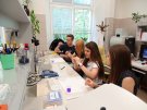Uczniowie z I LO w Ełku podczas zajęć w Zakładzie Chemii Medycznej 