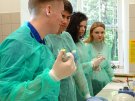 Uczniowie z I LO w Ełku podczas zajęć w Zakładzie Chemii Medycznej 