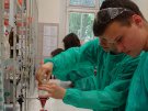 Uczniowie z I LO w Ełku podczas zajęć w Zakładzie Chemii Organicznej 