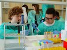 Uczniowie ze Społecznego Liceum w Białymstoku podczas zajęć w Zakładzie Biochemii Farmacetycznej
