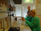 Uczniowie z XI  Liceum Ogólnokształcącego podczas zajęć w Zakładzie Chemii Nieorganicznje i Analitycznej