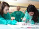 Uczniowie z III  Liceum Ogólnokształcącego podczas zajęć w Zakładzie Chemii Leków